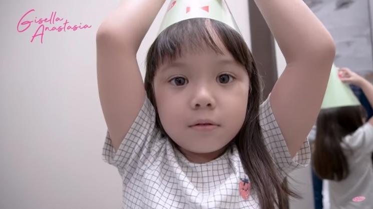 Gempi kasih surprise ulang tahun ke mamanya, Gisel. (YouTube/Gisella Anastasia)