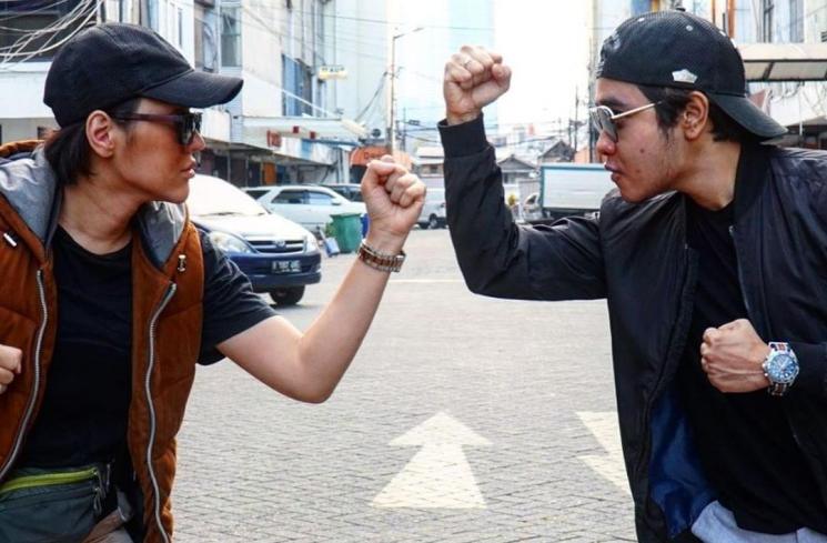 Lucinta Luna kepalkan tangan di depan Abash, kekasihnya. [Instagram]