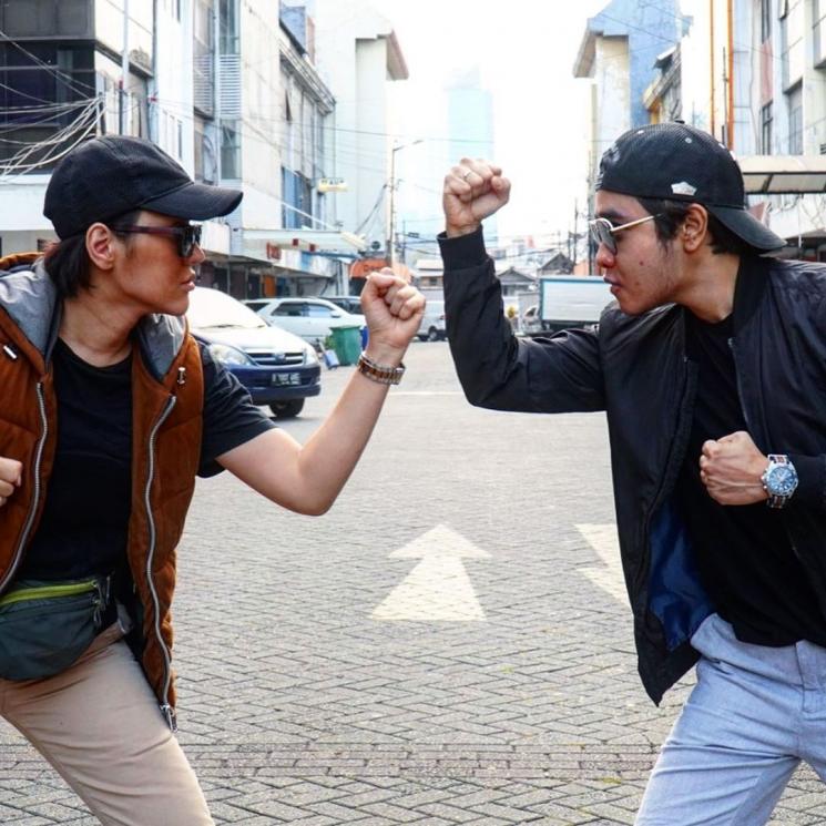 Lucinta Luna kepalkan tangan di depan Abash, kekasihnya. [Instagram]