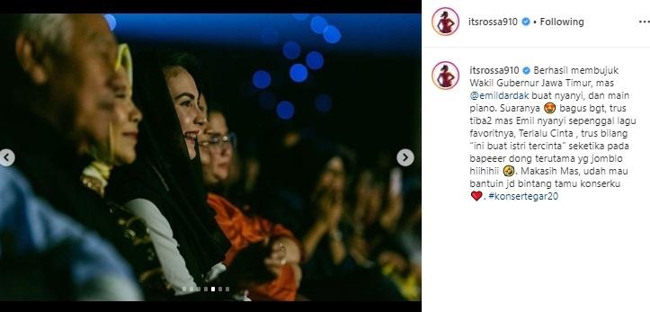 Arumi Bachsin menonton penampilan Emil Dardak tampil di konser Rossa. (Instagram/@itsrossa910)