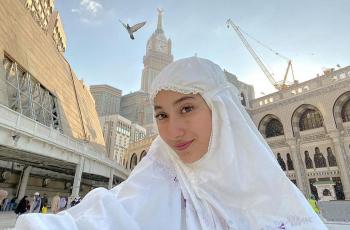 Cantiknya Nyetrum, Kepoin 5 Potret Naomi Zaskia Berhijab saat Umrah!
