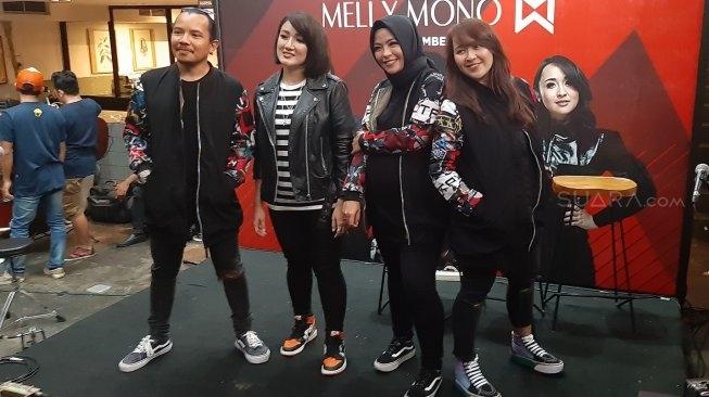 Band Kotak plus Melly Mono. (Suara.com/Herwanto)
