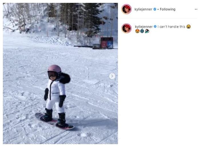 Stormi Webster main snowboard. (Instagram/@kyliejenner)