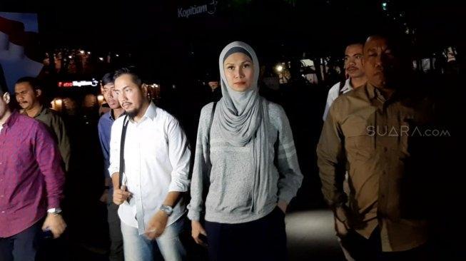 Keluarga Ghatan Saleh Hilabi dan pengacara menyambangi Polda Metro Jaya, Sabtu (7/12/2019) sore. [Herwanto/Matamata.com]