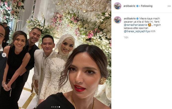 Nia Ramadhani dan Ardi Bakrie kondangan ke Citra Kirana dan Rezky Aditya. (Instagram/@ardibakrie)