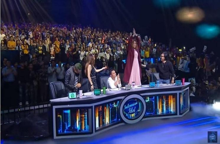 Maia Estianty sampai naik kursi puji suara Lyodra (Tangkapan layar YouTube channel Indonesia Idol)