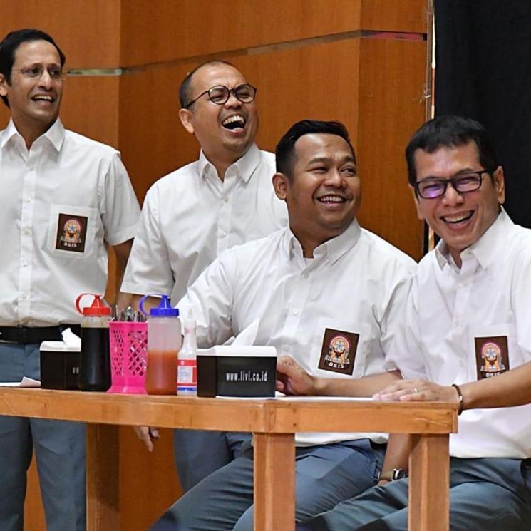 Bedu bareng para menteri di pentas drama peringati Hari Anti Korupsi. [Instagram]