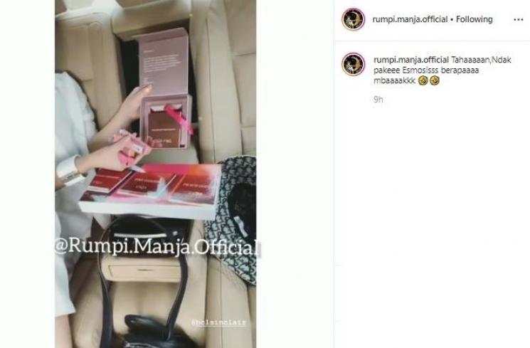 Syahrini review produk kecantikan BCL. (Instagram/rumpi.manja.official)