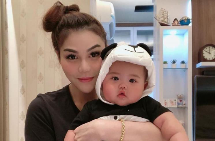 DJ Butterfly dan putrinya, Baby Katherine. (Instagram/@dj_kattybutterfly36)