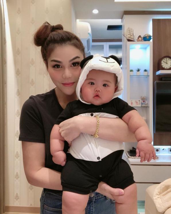 DJ Butterfly dan putrinya, Baby Katherine. (Instagram/@dj_kattybutterfly36)