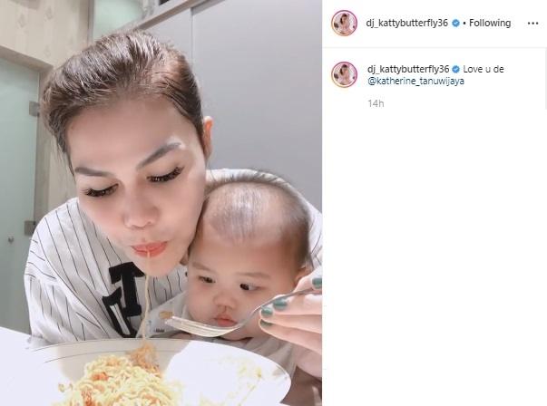 DJ Butterfly ajak anaknya mukbang. (Instagram/@dj_kattybutterfly36)
