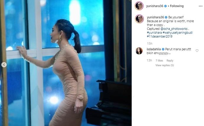 Iis Dahlia komentari body goals Yuni Shara. (Instagram/@yunishara36)