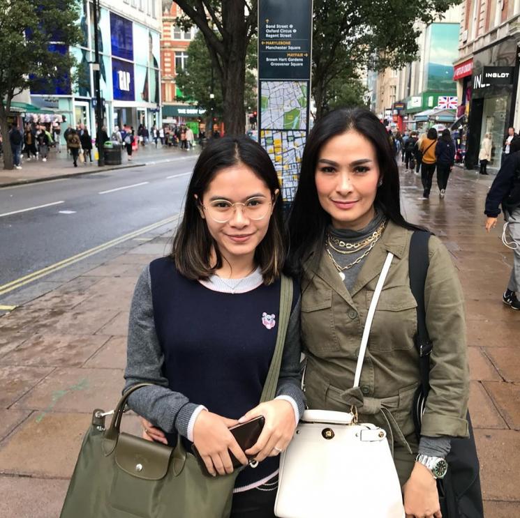 Iis Dahlia dan putrinya, Salshadilla Juwita Indradjaja (Instagram/@isdadahlia)