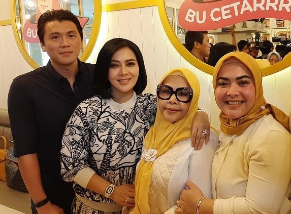 Reino Barack dan Syahrini bersama ibu dan adiknya. [MataMata.com/Evi Ariska]