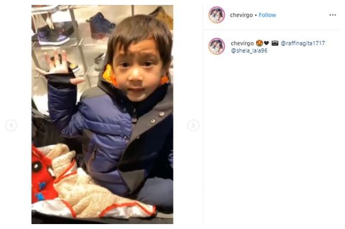 Rafathar lihat demo di Swiss. (Instagram/@chevirgo)
