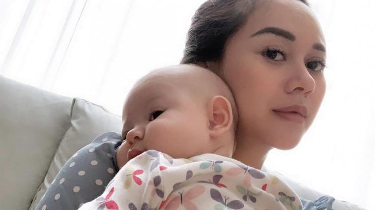 Aura Kasih dan putrinya, Baby Arabella. (Instagram/@aurakasih)
