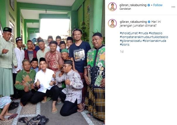 Gibran Rakabuming Raka bersama warga. (Instagram/@gibran_rakabuming)
