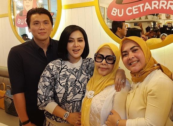 Reino Barack dan Syahrini bersama ibu dan adiknya. [MataMata.com/Evi Ariska]