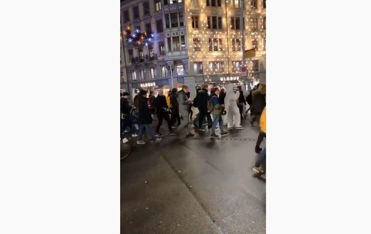 Rafathar lihat demo di Swiss. (Youtube/khoirun nisa)
