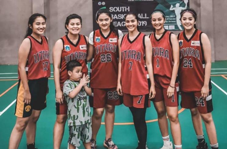 Maudy Koesnaedi dan tim basketnya. [Instagram]