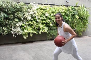 Gaya Maudy Koesnaedy dengan bola basket. [Instagram]