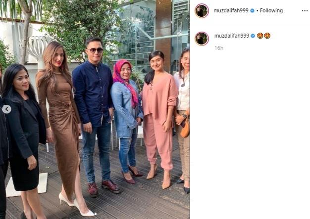 Muzdalifah dan suami bersama Nia Ramadhani dan Bianca Liza. (Instagram/@muzdalifah999)