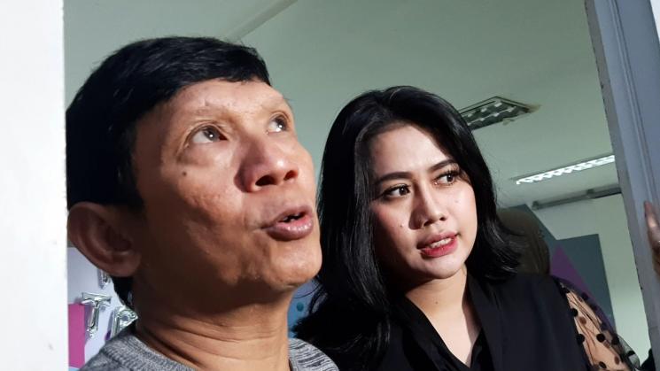 Komedian Ginanjar dan brondong Cianjur bernama Tiara. [MataMata.com/Yuliani]