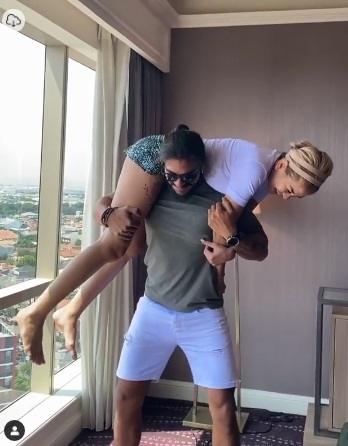 Nikita Mirzani dibopong lelaki bertubuh kekar. [Instagram]
