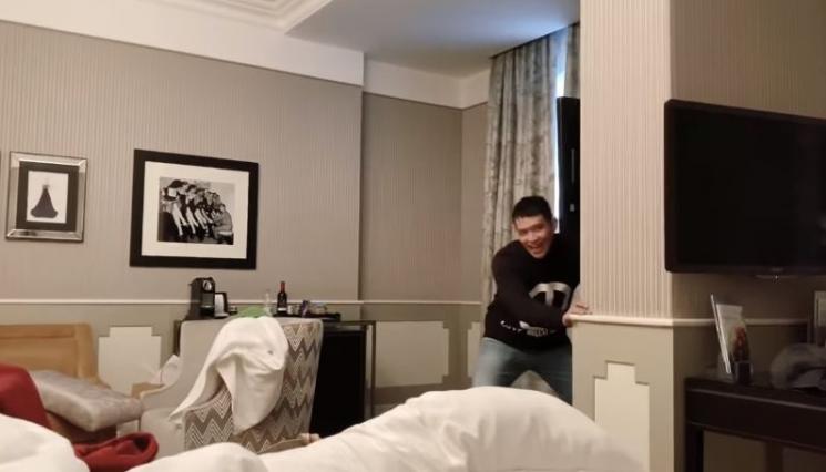 Rezky Aditya tiru adegan sinetron kebakaran. (Youtube/CikyCitraRezky)