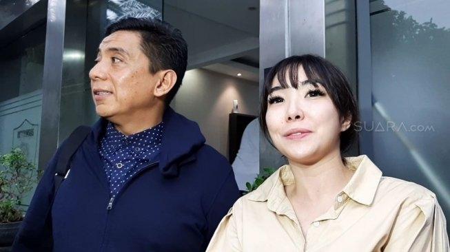 Gisella Anastasia bersama pengacaranya, Sandy Arifin (MataMata.com/Yuliani)