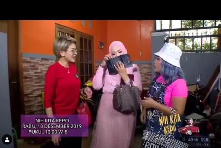 Aksi akrobatik Elly Sugigi buka dompet dengan giginya. [Instagram]