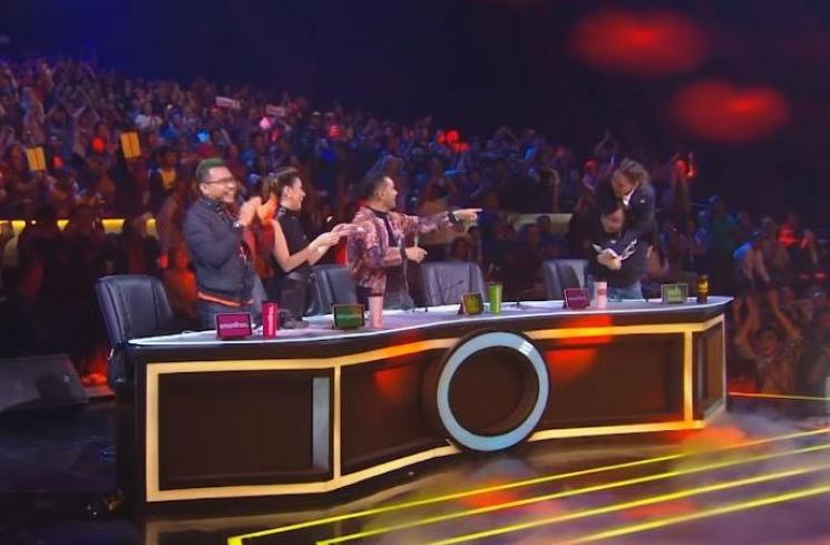 Maia Estianty minta gendong Ari Lasso. (Youtube/Indonesian Idol)