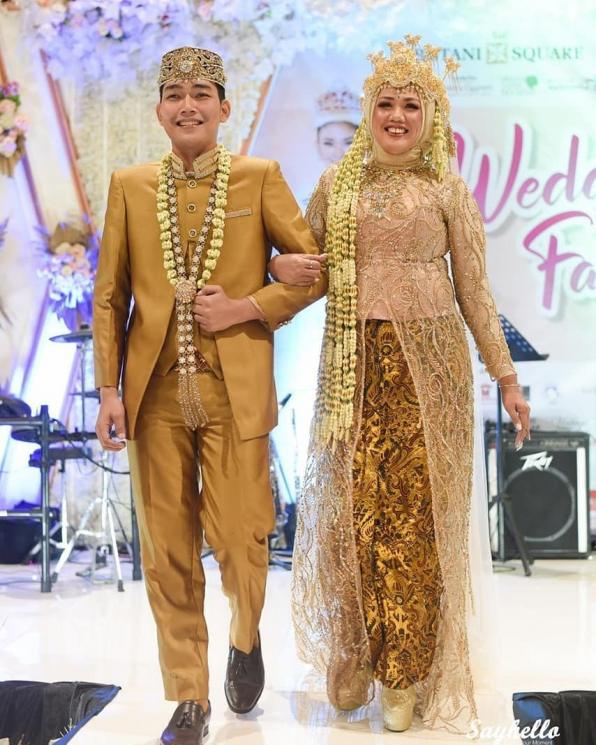 Potret Mesra Elly Sugigi dan Pacar Brondongnya. (Instagram/@ellysugigi_real_)