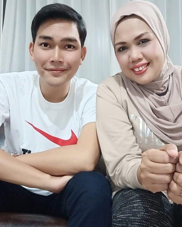 Potret Mesra Elly Sugigi dan Pacar Brondongnya. (Instagram/@ellysugigi_real_)