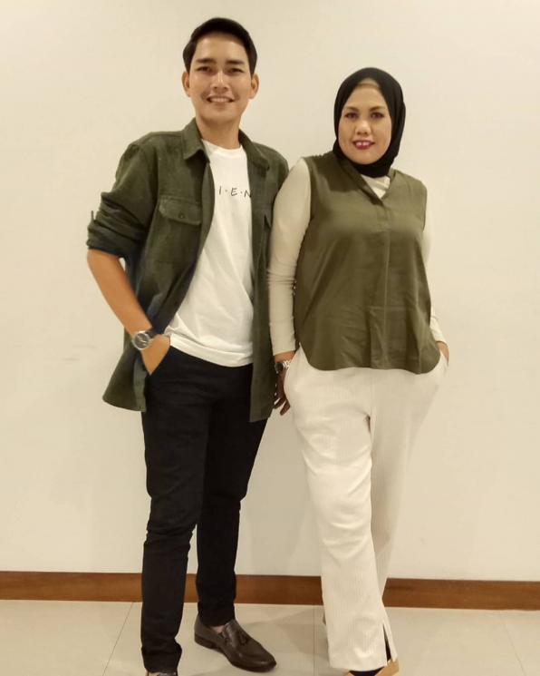 Potret Mesra Elly Sugigi dan Pacar Brondongnya. (Instagram/@ellysugigi_real_)