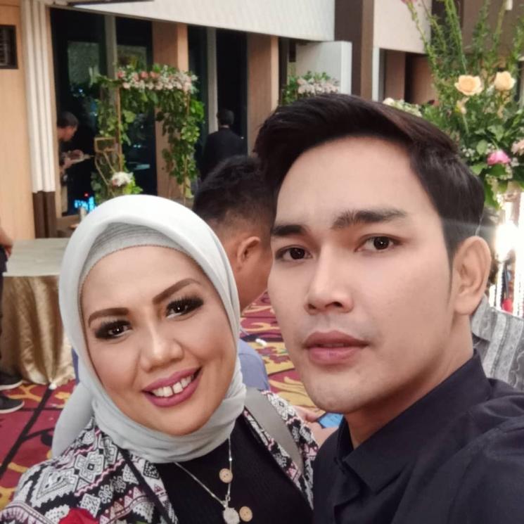 Potret Mesra Elly Sugigi dan Pacar Brondongnya. (Instagram/@ellysugigi_real_)