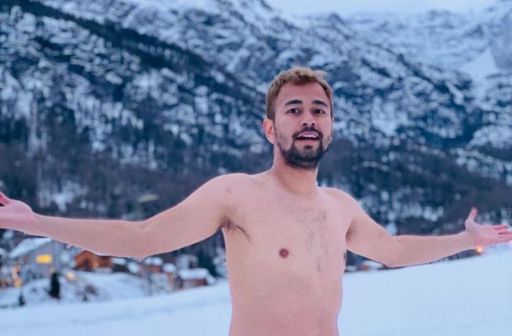 Raffi Ahmad nekat telanjang dada di atas salju. [Instagram]