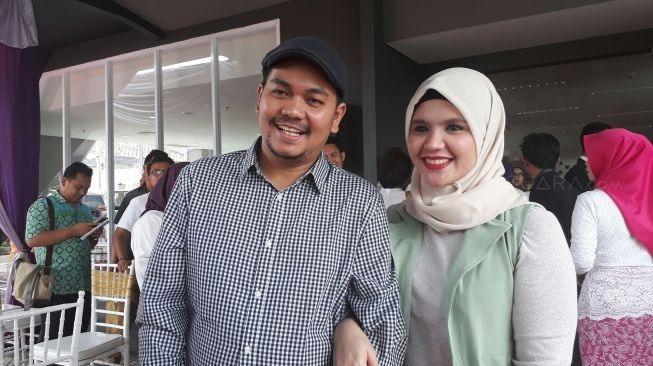 Indra Bekti dan istrinya, Aldila Jelita. (Suara.com/Firsta Nodia)