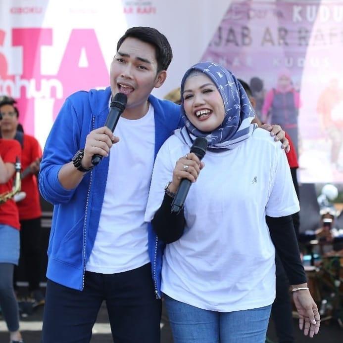 Potret Mesra Elly Sugigi dan Pacar Brondongnya. (Instagram/@ellysugigi_real_)
