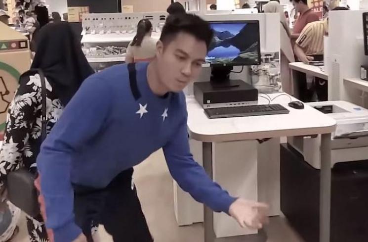 Baim Wong goyang saat dengar komentar istrinya. (Youtube/BaimPaula)