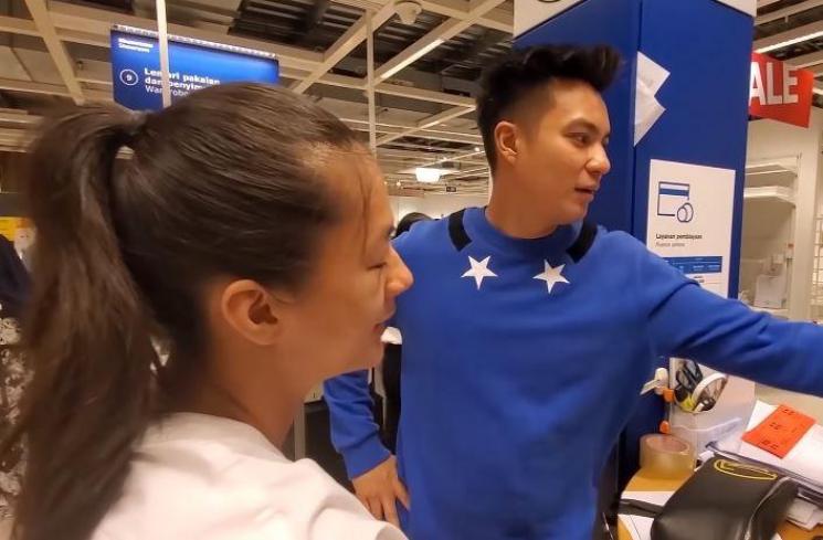 Baim Wong goyang saat dengar komentar istrinya. (Youtube/BaimPaula)