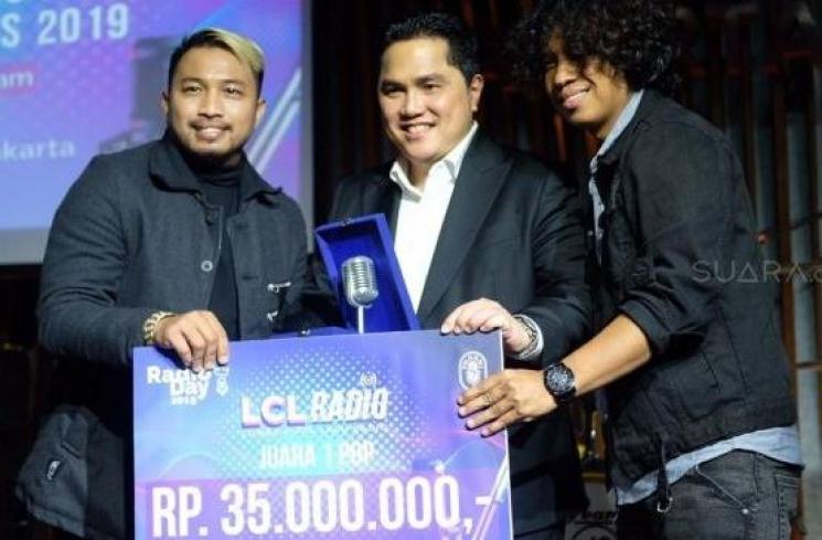 Erick Tohir bersama pemenang ajang Lomba Cipta Radio. [Sumarni/MataMata.com]