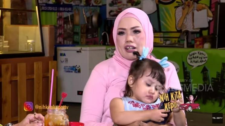 Elly Sugigi dan anak angkatnya. (YouTube)