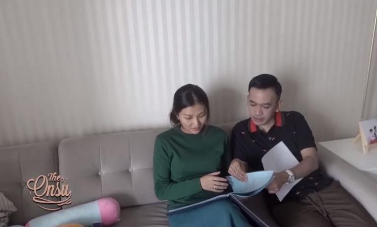 Sarwendah dan Ruben Onsu lihat rapor Betrand Peto. (Youtube/TheOnsu)