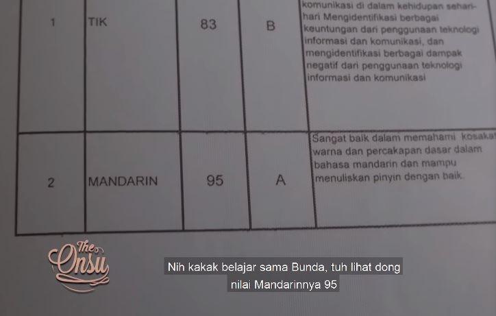 Sarwendah dan Ruben Onsu lihat rapor Betrand Peto. (Youtube/TheOnsu)