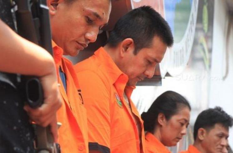Ibra Azhari dihadirkan saat rilis narkoba di Polda Metro Jaya, Jakarta, Senin (23/12). [ Suara.com/Oke Atmaja]