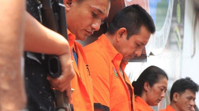 Ibra Azhari dihadirkan saat rilis narkoba di Polda Metro Jaya, Jakarta, Senin (23/12). [ Suara.com/Oke Atmaja]