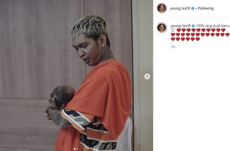 Young Lex gendong bayinya. (Instagram/@young_lex)