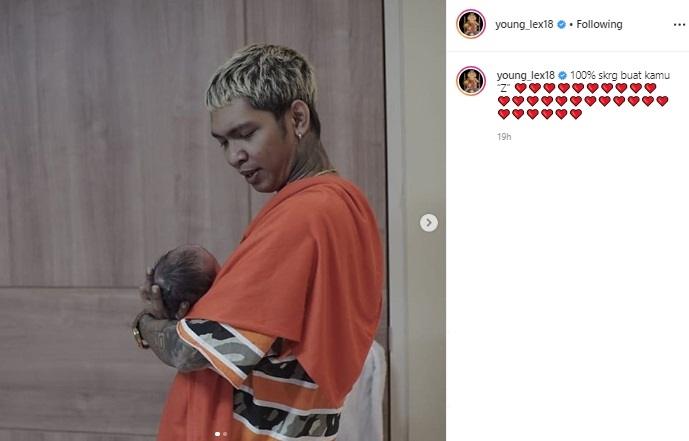 Young Lex gendong bayinya. (Instagram/@young_lex)