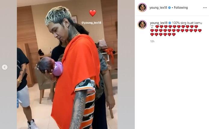 Young Lex gendong bayinya. (Instagram/@young_lex)